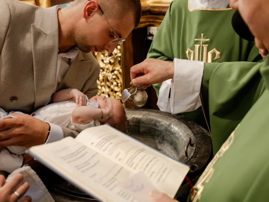 Sesja chrzcielna — rodzinny kadr z uroczystości chrzcielnej, Podkarpacie