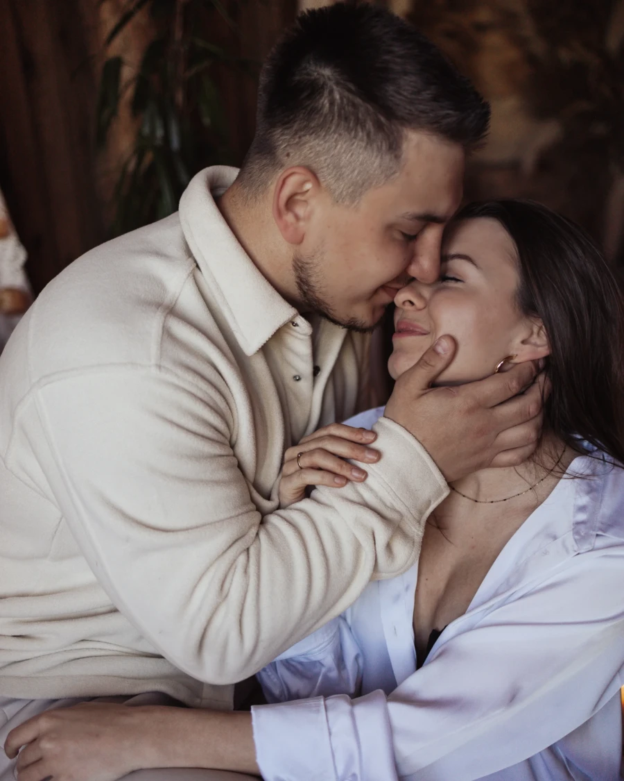 Sesja miłosna — kameralny portret pary we wnętrzu, w naturalnym świetle