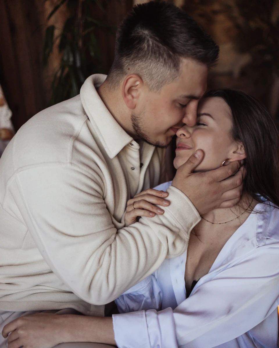 Sesja miłosna — kameralny portret pary we wnętrzu, w naturalnym świetle