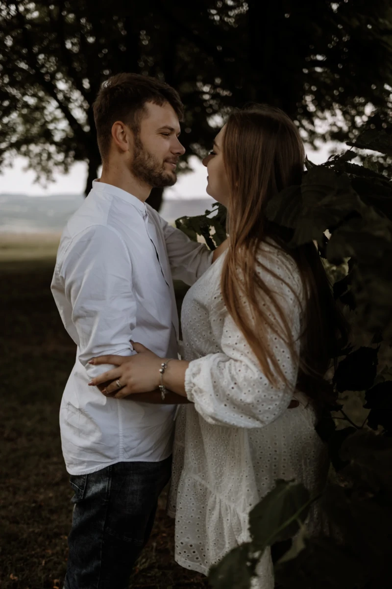 Sesja miłosna — naturalny portret pary, bez sztywnego pozowania