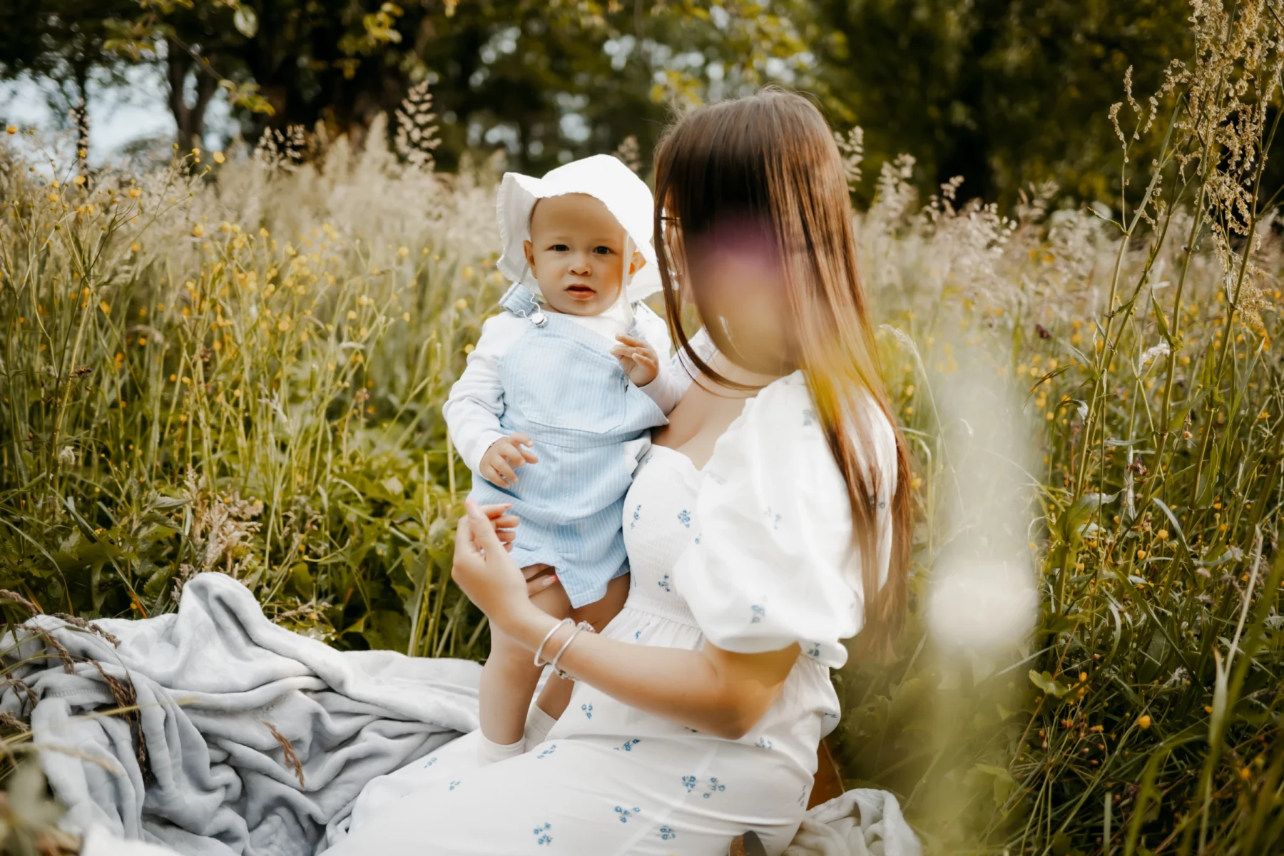 Sesja rodzinna — czuły moment między rodzicem a dzieckiem, Podkarpacie