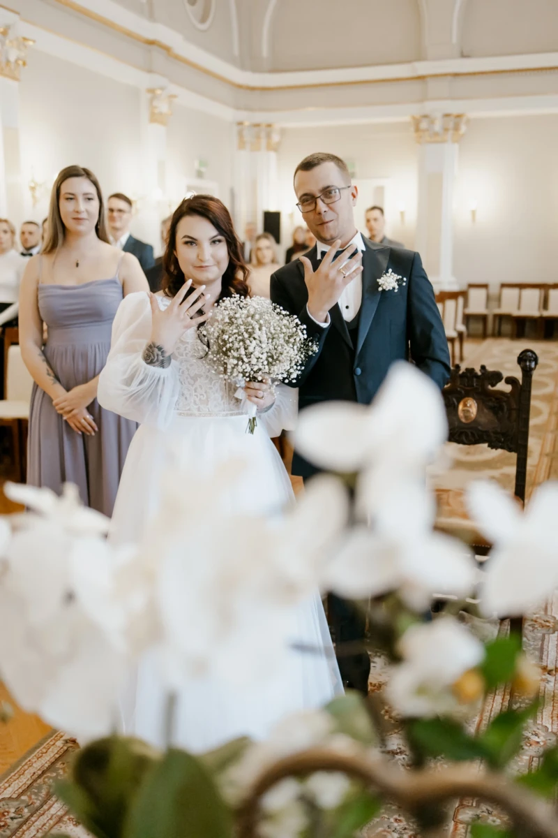 Sesja ślubna — emocjonalny moment uchwycony podczas przygotowań do ślubu