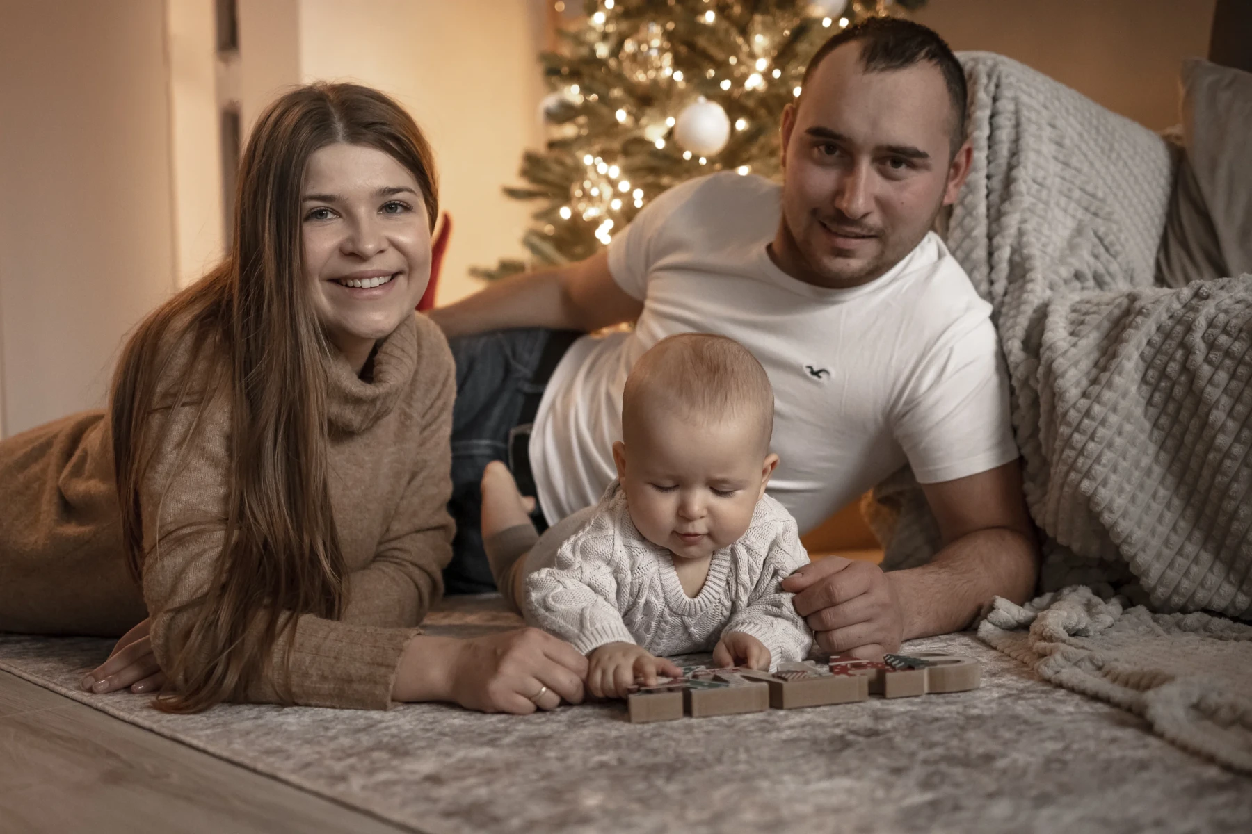 Sesja świąteczna — przytulny, świąteczny kadr rodzinny przy choince