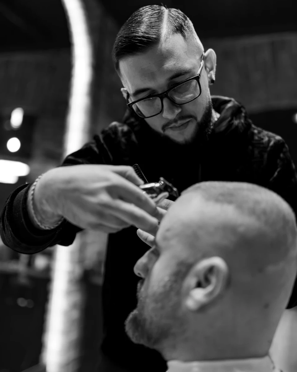 Sesja wizerunkowa — portret osoby prowadzącej własny biznes, w naturalnym świetle